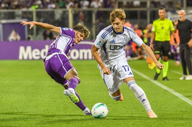 Jesus Rodriguez (Como) fights for the ball against Niccolo Fortini (Fiorentina) during ACF Fiorentina vs Como 1907, Italian soccer Serie A match in Florence, Italy, September 21 2025  Copyright: xFabioxFagiolini IPAxSportx xipa-agency.netx xx IPA_65455161 IPA_Agency_IPA65455161