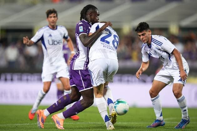 Fiorentina s Moise Kean fights for the ball with ComoÕs Ivan Smolcic during the Serie A soccer match between Fiorentina and Como at the Artemio Franchi Stadium in Florence, north Italy - Sunday, September 21, 2025 -  Copyright: xMassimoxPaolone LaPressex