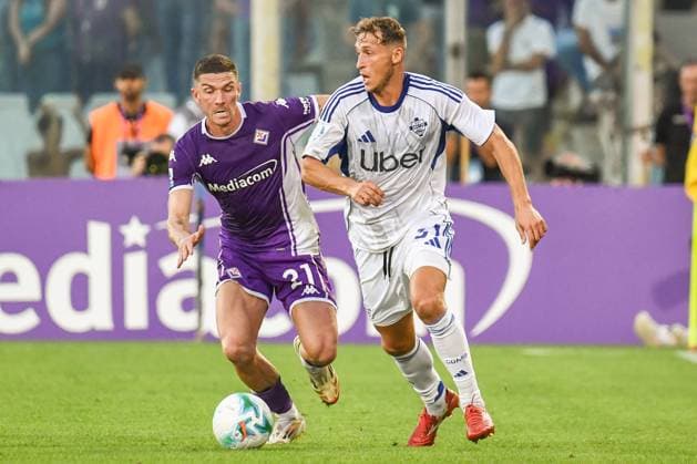 Mergim Vojvoda (Como) hampered by Robin Everardus Goses (Fiorentina) during ACF Fiorentina vs Como 1907, Italian soccer Serie A match in Florence, Italy, September 21 2025  Copyright: xFabioxFagiolini IPAxSportx xipa-agency.netx xx IPA_65455295 IPA_Agency_IPA65455295