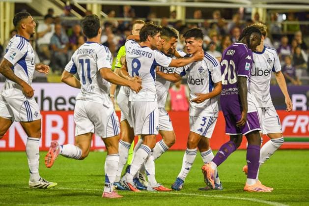 Marc Oliver Kempf (Como) celebrates with teammates after scoring the 1-1 goal during ACF Fiorentina vs Como 1907, Italian soccer Serie A match in Florence, Italy, September 21 2025  Copyright: xFabioxFagiolini IPAxSportx xipa-agency.netx xx IPA_65455318 IPA_Agency_IPA65455318