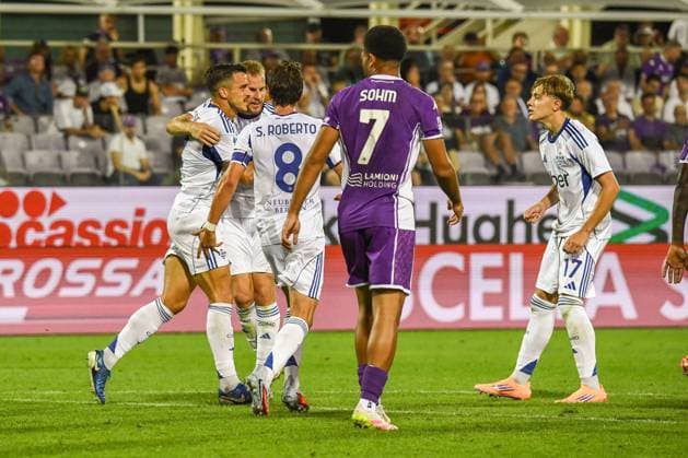 Marc Oliver Kempf (Como) celebrates with teammates after scoring the 1-1 goal during ACF Fiorentina vs Como 1907, Italian soccer Serie A match in Florence, Italy, September 21 2025  Copyright: xFabioxFagiolini IPAxSportx xipa-agency.netx xx IPA_65455337 IPA_Agency_IPA65455337