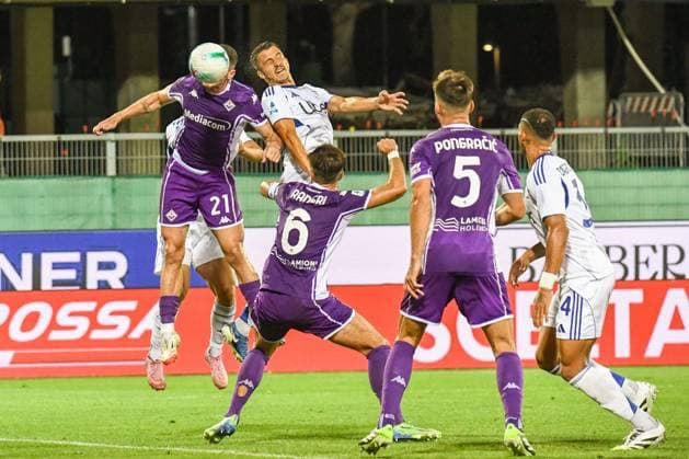 Marc Oliver Kempf (Como) scores the 1-1 goal during ACF Fiorentina vs Como 1907, Italian soccer Serie A match in Florence, Italy, September 21 2025  Copyright: xFabioxFagiolini IPAxSportx xipa-agency.netx xx IPA_65455363 IPA_Agency_IPA65455363