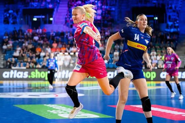 Krefeld Handball Women Laenderspiel Germany Netherlands Antje Döll Doell Germany , Judith van der Helm Netherlands Krefeld Yayla Arena Germany