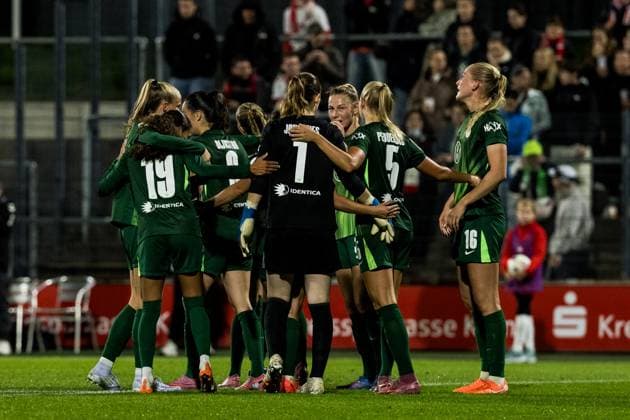 Google Pixel Frauen Bundesliga, 1 FC Köln VfL Wolfsburg 21 09 2025 Happy faces at the Wolfsburg women after the last minute victory Google Pixel Frauen Bundesliga, 1 FC Köln VfL Wolfsburg Köln, Franz Kremer Stadion am 21 09 2025 DFB REGULATIONS PROHIBIT ANY USE OF PHOTOGRAPHS AS IMAGE SEQUENCES AND OR QUASI VIDEO Copyright: xBEAUTIFULxSPORTS Wunderlx