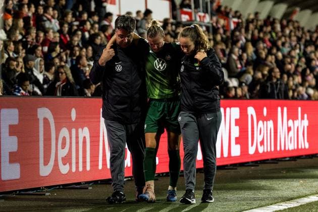 Google Pixel Frauen Bundesliga, 1 FC Köln VfL Wolfsburg 21 09 2025 Alexandra Popp VfL Wolfsburg, 11 must be escorted off the pitch injured Google Pixel Frauen Bundesliga, 1 FC Köln VfL Wolfsburg Köln, Franz Kremer Stadion am 21 09 2025 DFB REGULATIONS PROHIBIT ANY USE OF PHOTOGRAPHS AS IMAGE SEQUENCES AND OR QUASI VIDEO Copyright: xBEAUTIFULxSPORTS Wunderlx