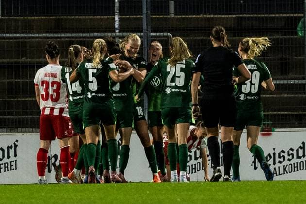 Google Pixel Womens Bundesliga, 1 FC Köln VfL Wolfsburg 21 09 2025 Cheering for 1 2 by Camilla Küver VfL Wolfsburg, 16 , Goal, Goal celebration Google Pixel Womens Bundesliga, 1 FC Köln VfL Wolfsburg Köln, Franz Kremer Stadium on 21 09 2025 DFB REGULATIONS PROHIBIT ANY USE OF PHOTOGRAPHS AS IMAGE SEQUENCES AND OR QUASI VIDEO Copyright: xBEAUTIFULxSPORTS Wunderlx