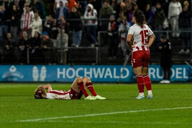 Google Pixel Frauen Bundesliga, 1 FC Köln VfL Wolfsburg 21 09 2025 Laura Donhauser 1 FC Köln, 25 , Amelie Bohnen 1 FC Köln, 15 frustrated, dejected after the last minute defeat Google Pixel Frauen Bundesliga, 1 FC Köln VfL Wolfsburg Köln, Franz Kremer Stadion am 21 09 2025 DFB REGULATIONS PROHIBIT ANY USE OF PHOTOGRAPHS AS IMAGE SEQUENCES AND OR QUASI VIDEO Copyright: xBEAUTIFULxSPORTS Wunderlx