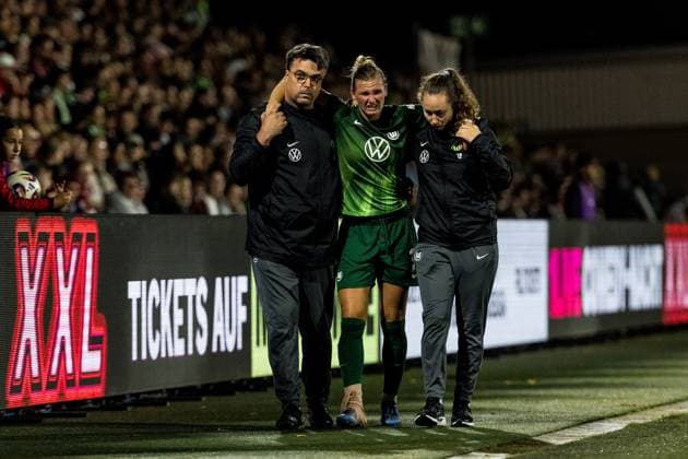 Google Pixel Frauen Bundesliga, 1 FC Köln VfL Wolfsburg 21 09 2025 Alexandra Popp VfL Wolfsburg, 11 must be escorted off the pitch injured Google Pixel Frauen Bundesliga, 1 FC Köln VfL Wolfsburg Köln, Franz Kremer Stadion am 21 09 2025 DFB REGULATIONS PROHIBIT ANY USE OF PHOTOGRAPHS AS IMAGE SEQUENCES AND OR QUASI VIDEO Copyright: xBEAUTIFULxSPORTS Wunderlx