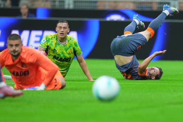 Inter Milan s Carlos Augusto fights for the ball with Sassuolo s Jay Idzes during the Serie A soccer match between Inter and Sassuolo at the San Siro Stadium in Milan , north Italy - Sunday , September 21 , 2025. - Soccer .  Copyright: xSpada LaPressex