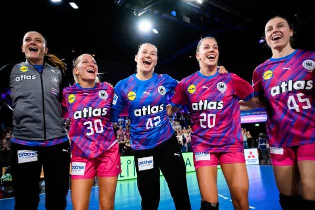 Krefeld Handball Women International Germany Netherlands from left Goalkeeper Nicole Roth Germany , Jenny Behrend Germany , Goalkeeper Katharina Filter Germany , Emily Vogel Germany , Jolina Huhnstock Germany Final cheer Final cheer Emotion Joy Krefeld Yayla Arena Germany
