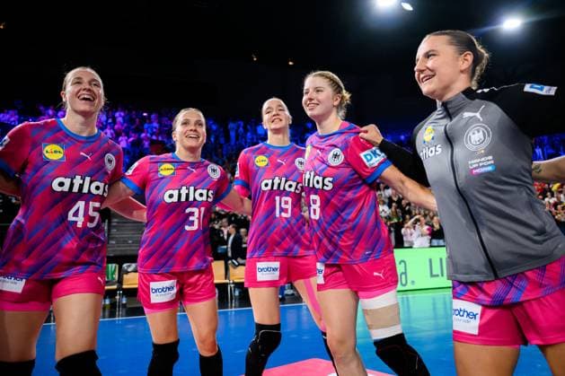 Krefeld handball women international Germany Netherlands v li Jolina Huhnstock Germany , Alexia Hauf Germany , Nieke Kühne Kuehne Germany ,Nina Engel Germany , Mareike Thomaier Germany final cheer final cheer emotion joy Krefeld Yayla Arena Germany