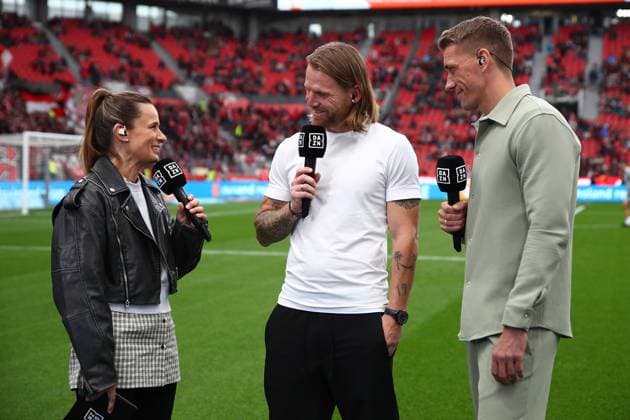 21.09.2025, xmohx, Fussball 1.Bundesliga, Bayer 04 Leverkusen - Borussia Mönchengeladbach v.l. Moderatorin Christina Rann Trainer Eugen Polanski (Borussia Mönchengladbach) TV Experte Nils Petersen DAZN (DFL DFB REGULATIONS PROHIBIT ANY USE OF PHOTOGRAPHS as IMAGE SEQUENCES and or QUASI-VIDEO) Leverkusen *** 21 09 2025, xmohx, Soccer 1 Bundesliga, Bayer 04 Leverkusen Borussia Mönchengeladbach v l Presenter Christina Rann Coach Eugen Polanski Borussia Mönchengladbach TV Expert Nils Petersen DAZN DFL DFB REGULATIONS PROHIBIT ANY USE OF PHOTOGRAPHS as IMAGE SEQUENCES and or QUASI VIDEO Leverkusen