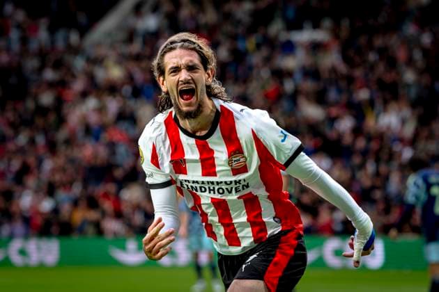 PSV Eindhoven defender Yarek Gasiorowski during the match PSV Eindhoven vs AFC Ajax Amsterdam at the Philips stadium for the Dutch Vriendenloterij Eredivisie season 2025-2026 in EINDHOVEN, Netherlands on 21 september 2025, (photo by Marcel van Dorst EYE4images DeFodi Images) PSV Eindhoven defender Yarek Gasiorowski during the match PSV Eindhoven vs AFC Ajax Amsterdam at the Philips stadium for the Dutch Vriendenloterij Eredivisie season 2025 2026 in EINDHOVEN, Netherlands on 21 september 2025, photo by Marcel van Dorst EYE4images DeFodi Images