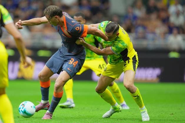 Inter Milan s Francesco Pio Esposito fights for the ball with Sassuolo s Jay Idzes during the Serie A soccer match between Inter and Sassuolo at the San Siro Stadium in Milan , north Italy - Sunday , September 21 , 2025. - Soccer .  Copyright: xSpada LaPressex