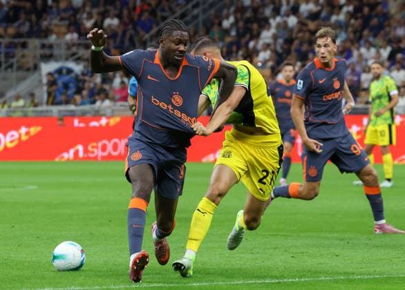 Foto IPP Roberto Bregani Milano 21-09-2025 Calcio Campionato di Serie A 2025 2026, Inter-Sassuolo Nella foto Marcus Thuram dell Inter in azione contro jai Idzes del Sassuolo. Italy Photo Press World Copyright. italy ITALY  Copyright: xR4924_italyphotopressx