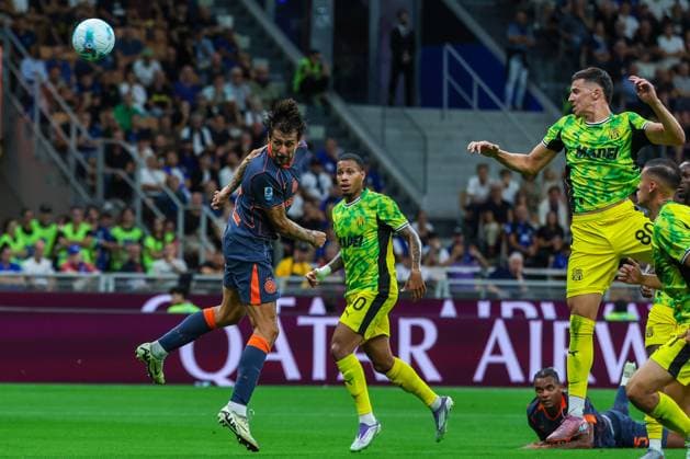 Francesco Acerbi of FC Internazionale seen in action during Serie A 2025 26 football match between FC Internazionale and US Sassuolo at San Siro Stadium  Copyright: xFabrizioxCarabelli IPAxSportx xipa-agency.netx xx IPA_65461567 IPA_Agency_IPA65461567