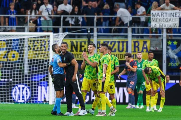FC Internazionale vs US Sassuolo Serie A 2025 26 21 09 2025 Fabio Grosso Head Coach of US Sassuolo seen with the Referee Livio Marinelli during Serie A 2025 26 football match between FC Internazionale and US Sassuolo at San Siro Stadium Copyright: xBEAUTIFULxSPORTS Carabellix