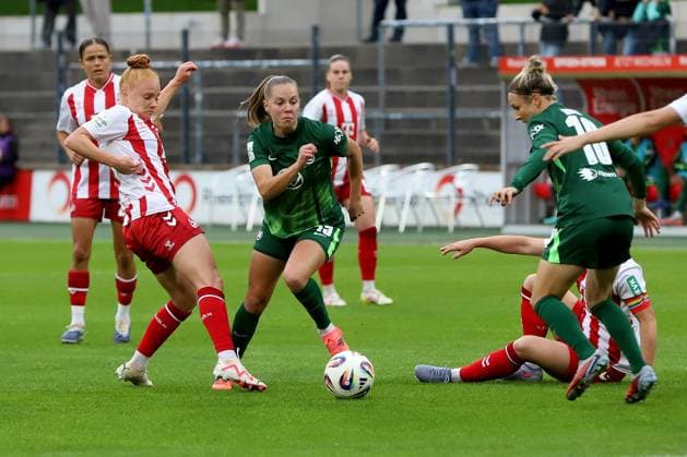 21 09 2025, xsscx, Frauen Fuï¬ball, 1 FC Koeln VfL Wolfsburg, 1 Fuï¬ball Bundesliga, 3 Spieltag, Franz Kremer Stadion, Saison 2025 2026 Laura Vogt 1 FC Koeln 08 im Zweikampf gegen Janou Levels VfL Wolfsburg 15 DFB regulations prohibit any use of photographs as image sequences and or quasi video Nordrhein Westfalen Germany
