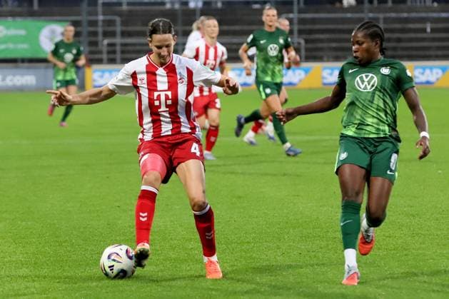 21 09 2025, xsscx, Frauen Fuï¬ball, 1 FC Koeln VfL Wolfsburg, 1 Fuï¬ball Bundesliga, 3 Spieltag, Franz Kremer Stadion, Saison 2025 2026 Sara Agrez 1 FC Koeln 04 im Zweikampf gegen Lineth Beerensteyn VfL Wolfsburg 9 DFB regulations prohibit any use of photographs as image sequences and or quasi video Nordrhein Westfalen Germany