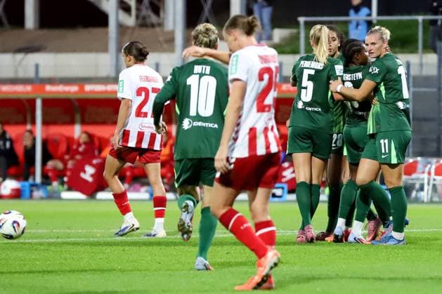21 09 2025, xsscx, Frauen Fuï¬ball, 1 FC Koeln VfL Wolfsburg, 1 Fuï¬ball Bundesliga, 3 Spieltag, Franz Kremer Stadion, Saison 2025 2026 Torjubel nach dem Tor zum 1 1 von Wolfsburg durch Torschützin Lineth Beerensteyn VfL Wolfsburg 9 DFB regulations prohibit any use of photographs as image sequences and or quasi video Nordrhein Westfalen Deutschland Nordrhein Westfalen Germany