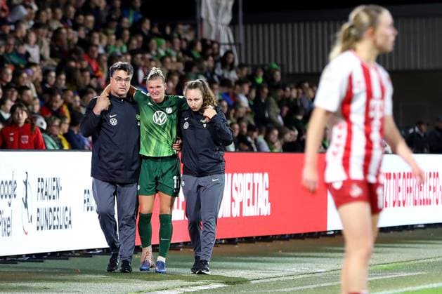 21 09 2025, xsscx, Frauen Fuï¬ball, 1 FC Koeln VfL Wolfsburg, 1 Fuï¬ball Bundesliga, 3 Spieltag, Franz Kremer Stadion, Saison 2025 2026 Alexandra Popp VfL Wolfsburg 11 wird verletzt am Spielfeldrand entlang in die Kabine geführt DFB regulations prohibit any use of photographs as image sequences and or quasi video Nordrhein Westfalen Deutschland Nordrhein Westfalen Germany