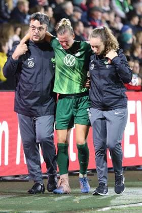21 09 2025, xsscx, Frauen Fuï¬ball, 1 FC Koeln VfL Wolfsburg, 1 Fuï¬ball Bundesliga, 3 Spieltag, Franz Kremer Stadion, Saison 2025 2026 Alexandra Popp VfL Wolfsburg 11 wird verletzt am Spielfeldrand entlang in die Kabine geführt DFB regulations prohibit any use of photographs as image sequences and or quasi video Nordrhein Westfalen Deutschland Nordrhein Westfalen Germany