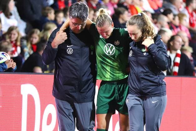 21 09 2025, xsscx, Frauen Fuï¬ball, 1 FC Koeln VfL Wolfsburg, 1 Fuï¬ball Bundesliga, 3 Spieltag, Franz Kremer Stadion, Saison 2025 2026 Alexandra Popp VfL Wolfsburg 11 wird verletzt am Spielfeldrand entlang in die Kabine geführt DFB regulations prohibit any use of photographs as image sequences and or quasi video Nordrhein Westfalen Deutschland Nordrhein Westfalen Germany
