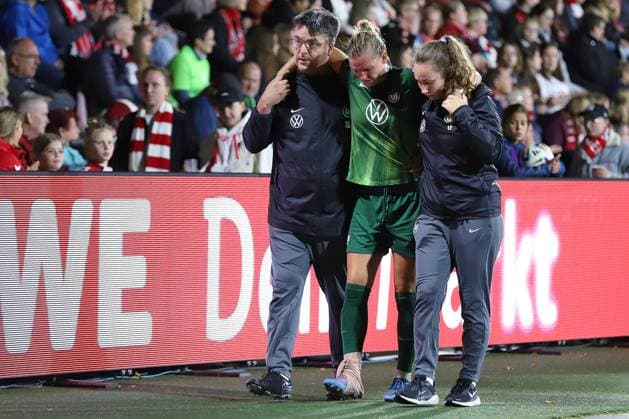 21 09 2025, xsscx, Frauen Fuï¬ball, 1 FC Koeln VfL Wolfsburg, 1 Fuï¬ball Bundesliga, 3 Spieltag, Franz Kremer Stadion, Saison 2025 2026 Alexandra Popp VfL Wolfsburg 11 wird verletzt am Spielfeldrand entlang in die Kabine geführt DFB regulations prohibit any use of photographs as image sequences and or quasi video Nordrhein Westfalen Deutschland Nordrhein Westfalen Germany