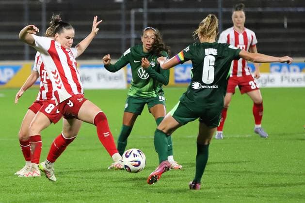 21 09 2025, xsscx, Frauen Fuï¬ball, 1 FC Koeln VfL Wolfsburg, 1 Fuï¬ball Bundesliga, 3 Spieltag, Franz Kremer Stadion, Saison 2025 2026 Adriana Achcinska 1 FC Koeln 09 im Zweikampf gegen Janina Minge VfL Wolfsburg 6 DFB regulations prohibit any use of photographs as image sequences and or quasi video Nordrhein Westfalen Germany
