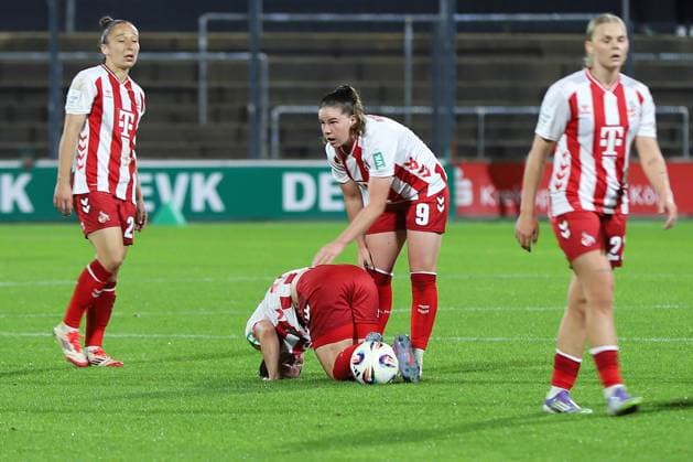 21 09 2025, xsscx, Frauen Fuï¬ball, 1 FC Koeln VfL Wolfsburg, 1 Fuï¬ball Bundesliga, 3 Spieltag, Franz Kremer Stadion, Saison 2025 2026 Laura Vogt 1 FC Koeln 08 lies on the pitch with pain and needs medical treatment Violation DFB regulations prohibit any use of photographs as image sequences and or quasi video Nordrhein Westfalen Germany Nordrhein Westfalen Germany