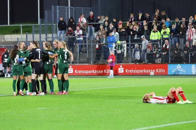 21 09 2025, xsscx, Womens Football, 1 FC Koeln VfL Wolfsburg, 1 Football Bundesliga, Matchday 3, Franz Kremer Stadium, Season 2025 2026 The VfL Wolfsburg team celebrates their victory while the Cologne players are dejected DFB regulations prohibit any use of photographs as image sequences and or quasi video Nordrhein Westfalen Germany Nordrhein Westfalen Germany