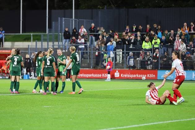 21 09 2025, xsscx, Womens Football, 1 FC Koeln VfL Wolfsburg, 1 Football Bundesliga, Matchday 3, Franz Kremer Stadium, Season 2025 2026 The VfL Wolfsburg team celebrates their victory while the Cologne players are dejected DFB regulations prohibit any use of photographs as image sequences and or quasi video Nordrhein Westfalen Germany Nordrhein Westfalen Germany