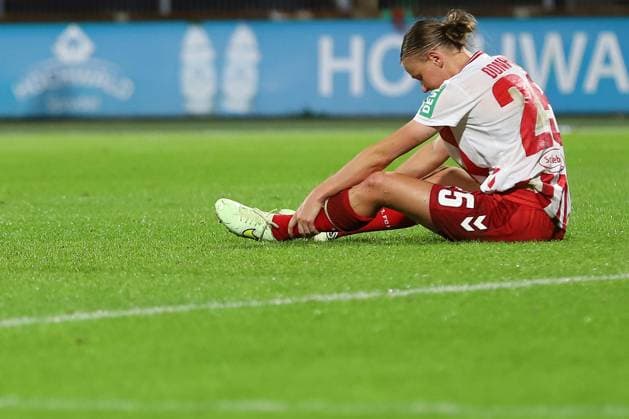 21 09 2025, xsscx, Frauen Fuï¬ball, 1 FC Koeln VfL Wolfsburg, 1 Fuï¬ball Bundesliga, 3 Spieltag, Franz Kremer Stadion, Saison 2025 2026 Laura Donhauser 1 FC Koeln 25 niedergeschladen nach der Niederlage gegen den VfL Wolfsburg DFB regulations prohibit any use of photographs as image sequences and or quasi video Nordrhein Westfalen Deutschland Nordrhein Westfalen Germany
