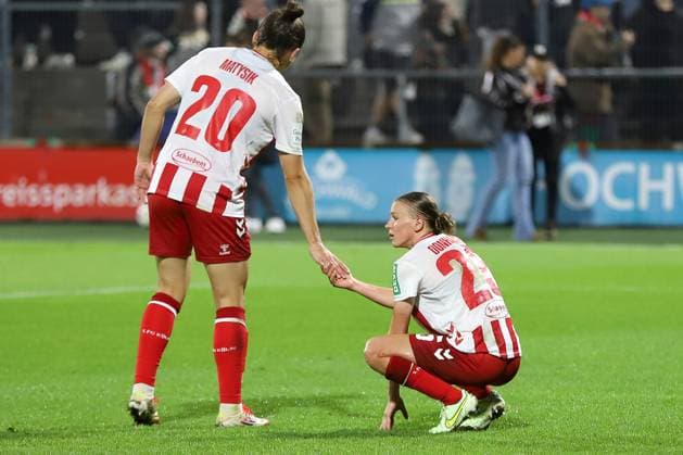 21 09 2025, xsscx, Frauen Fuï¬ball, 1 FC Koeln VfL Wolfsburg, 1 Fuï¬ball Bundesliga, 3 Spieltag, Franz Kremer Stadion, Saison 2025 2026 Sylwia Matysik 1 FC Koeln 20 troestet die niegergeschlagene Laura Donhauser 1 FC Koeln 25 nach der Niederlage gegen den VfL Wolfsburg DFB regulations prohibit any use of photographs as image sequences and or quasi video Nordrhein Westfalen Deutschland Nordrhein Westfalen Germany
