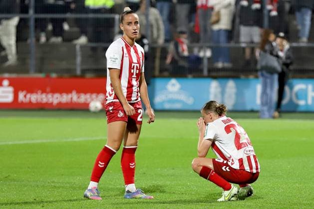 21 09 2025, xsscx, Frauen Fuï¬ball, 1 FC Koeln VfL Wolfsburg, 1 Fuï¬ball Bundesliga, 3 Spieltag, Franz Kremer Stadion, Saison 2025 2026 Laura Donhauser 1 FC Koeln 25 niedergeschladen nach der Niederlage gegen den VfL Wolfsburg DFB regulations prohibit any use of photographs as image sequences and or quasi video Nordrhein Westfalen Deutschland Nordrhein Westfalen Germany