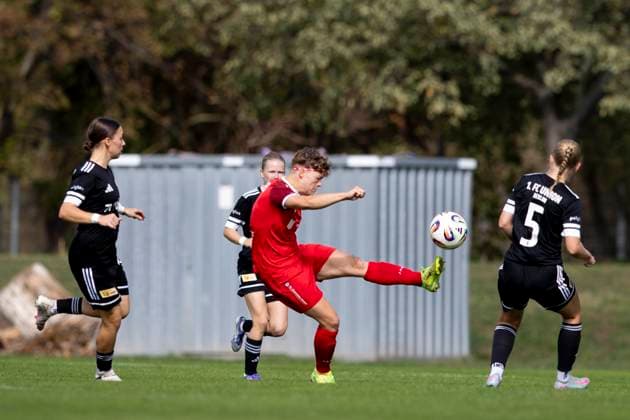 Regionalliga Nordost Frauen 1 FFV Erfurt vs 1 FC Union Berlin II 21 09 2025 Anna Mittelsdorf 7 1 FFV Erfurt vs Lucy Wendling 5 1 FC Union Berlin II Regionalliga Nordost Frauen 1 FFV Erfurt vs 1 FC Union Berlin II Sportforum Johannesplatz Erfurt 21 09 2025 Copyright: xBEAUTIFULxSPORTS Duehringx
