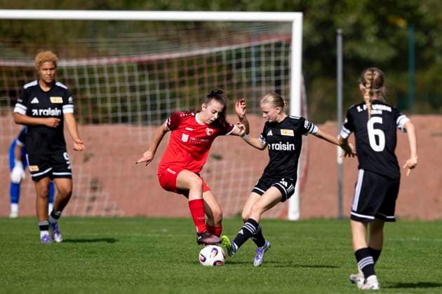 Regionalliga Nordost Frauen 1 FFV Erfurt vs 1 FC Union Berlin II 21 09 2025 Megan Reichenbach 7 1 FC Union Berlin II vs Jasmin Sautter 4 1 FFV Erfurt Regionalliga Nordost Frauen 1 FFV Erfurt vs 1 FC Union Berlin II Sportforum Johannesplatz Erfurt 21 09 2025 Copyright: xBEAUTIFULxSPORTS Duehringx