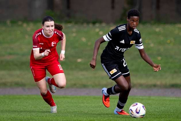 Regionalliga Nordost Frauen 1 FFV Erfurt vs 1 FC Union Berlin II 21 09 2025 Mariann Noack 22 1 FC Union Berlin II vs Lea Schrenk 19 1 FFV Erfurt Regionalliga Nordost Frauen 1 FFV Erfurt vs 1 FC Union Berlin II Sportforum Johannesplatz Erfurt 21 09 2025 Copyright: xBEAUTIFULxSPORTS Duehringx