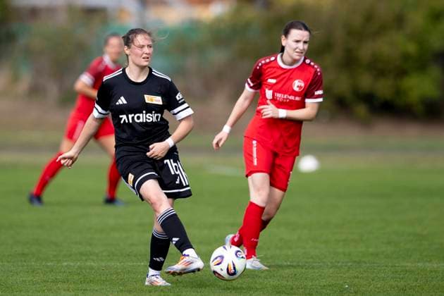 Regionalliga Nordost Frauen 1 FFV Erfurt vs 1 FC Union Berlin II 21 09 2025 Lena Worsch 16 1 FC Union Berlin II vs Lea Schrenk 19 1 FFV Erfurt Regionalliga Nordost Frauen 1 FFV Erfurt vs 1 FC Union Berlin II Sportforum Johannesplatz Erfurt 21 09 2025 Copyright: xBEAUTIFULxSPORTS Duehringx