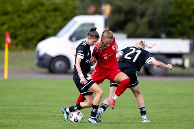 Regionalliga Nordost Frauen 1 FFV Erfurt vs 1 FC Union Berlin II 21 09 2025 Neele Gast 11 1 FFV Erfurt vs Lucia Schwoche 21 1 FC Union Berlin II right and Louisa Kähler 8 1 FC Union Berlin II left Regionalliga Nordost Frauen 1 FFV Erfurt vs 1 FC Union Berlin II Sportforum Johannesplatz Erfurt 21 09 2025 Copyright: xBEAUTIFULxSPORTS Duehringx