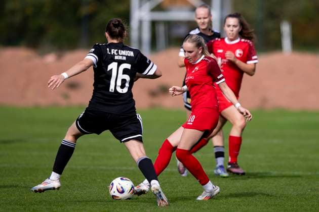 Regionalliga Nordost Frauen 1 FFV Erfurt vs 1 FC Union Berlin II 21 09 2025 Maja Felicitas Bauerschmidt 10 1 FFV Erfurt vs Lena Worsch 16 1 FC Union Berlin II Regionalliga Nordost Frauen 1 FFV Erfurt vs 1 FC Union Berlin II Sportforum Johannesplatz Erfurt 21 09 2025 Copyright: xBEAUTIFULxSPORTS Duehringx