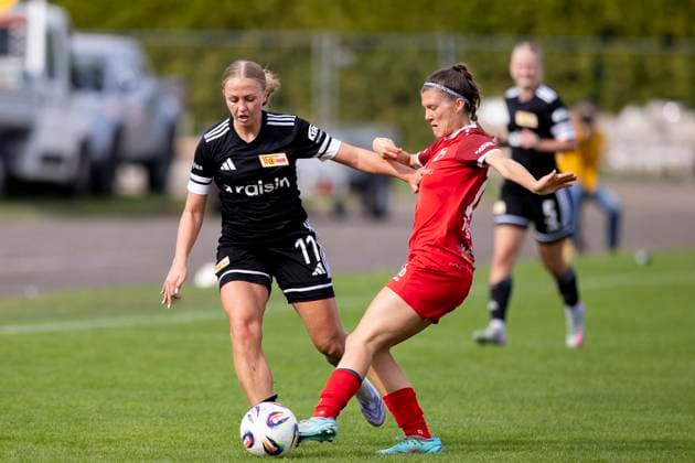 Regionalliga Nordost Frauen 1 FFV Erfurt vs 1 FC Union Berlin II 21 09 2025 Elisabeth Steiner 11 1 FC Union Berlin II vs Tessa Berger 16 1 FFV Erfurt Regionalliga Nordost Frauen 1 FFV Erfurt vs 1 FC Union Berlin II Sportforum Johannesplatz Erfurt 21 09 2025 Copyright: xBEAUTIFULxSPORTS Duehringx
