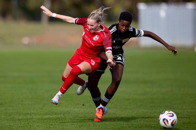 Regionalliga Nordost Frauen 1 FFV Erfurt vs 1 FC Union Berlin II 21 09 2025 Maja Felicitas Bauerschmidt 10 1 FFV Erfurt vs Mariann Noack 22 1 FC Union Berlin II Regionalliga Nordost Frauen 1 FFV Erfurt vs 1 FC Union Berlin II Sportforum Johannesplatz Erfurt 21 09 2025 Copyright: xBEAUTIFULxSPORTS Duehringx