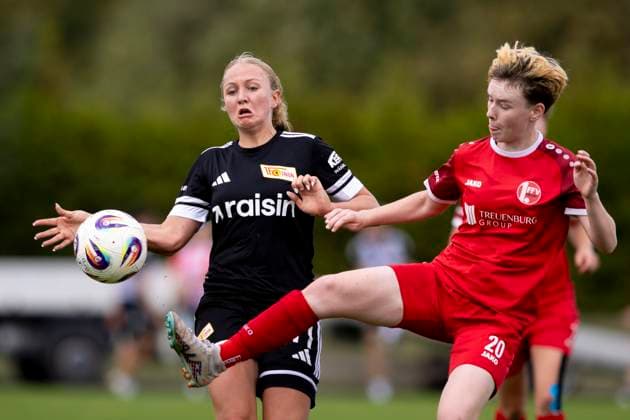Regionalliga Nordost Frauen 1 FFV Erfurt vs 1 FC Union Berlin II 21 09 2025 Elisabeth Steiner 11 1 FC Union Berlin II vs Thekla Freywald 20 1 FFV Erfurt Regionalliga Nordost Frauen 1 FFV Erfurt vs 1 FC Union Berlin II Sportforum Johannesplatz Erfurt 21 09 2025 Copyright: xBEAUTIFULxSPORTS Duehringx