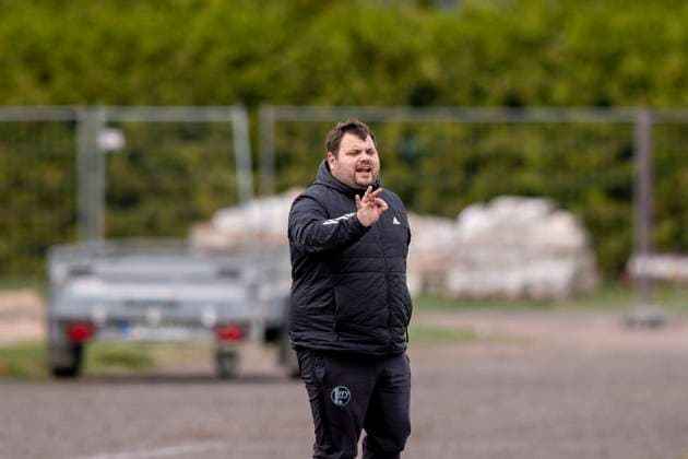 Regionalliga Nordost Frauen 1 FFV Erfurt vs 1 FC Union Berlin II 21 09 2025 Gino Heinze Coach 1 FFV Erfurt Regionalliga Nordost Frauen 1 FFV Erfurt vs 1 FC Union Berlin II Sportforum Johannesplatz Erfurt 21 09 2025 Copyright: xBEAUTIFULxSPORTS Duehringx