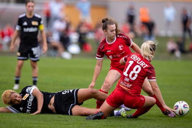 Regionalliga Nordost Frauen 1 FFV Erfurt vs 1 FC Union Berlin II 21 09 2025 Carla Jenete Okoro 9 1 FC Union Berlin II vs Mandy Uhl 18 1 FFV Erfurt and Jasmin Sautter 4 1 FFV Erfurt behind Regionalliga Nordost Frauen 1 FFV Erfurt vs 1 FC Union Berlin II Sportforum Johannesplatz Erfurt 21 09 2025 Copyright: xBEAUTIFULxSPORTS Duehringx