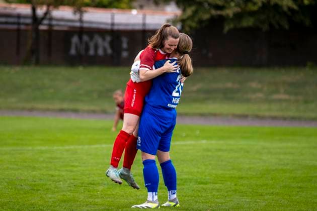 Regionalliga Nordost Frauen 1 FFV Erfurt vs 1 FC Union Berlin II 21 09 2025 Cheers, Katja Groll 14 1 FFV Erfurt left and Griseldis Meißner 28 1 FFV Erfurt Regionalliga Nordost Frauen 1 FFV Erfurt vs 1 FC Union Berlin II Sportforum Johannesplatz Erfurt 21 09 2025 Copyright: xBEAUTIFULxSPORTS Duehringx