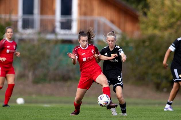 Regionalliga Nordost Frauen 1 FFV Erfurt vs 1 FC Union Berlin II 21 09 2025 Leona Seifert 6 1 FC Union Berlin II vs Jasmin Sautter 4 1 FFV Erfurt Regionalliga Nordost Frauen 1 FFV Erfurt vs 1 FC Union Berlin II Sportforum Johannesplatz Erfurt 21 09 2025 Copyright: xBEAUTIFULxSPORTS Duehringx