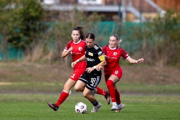 Regionalliga Nordost Frauen 1 FFV Erfurt vs 1 FC Union Berlin II 21 09 2025 Marike Laidler 18 1 FC Union Berlin II vs Jasmin Sautter 4 1 FFV Erfurt left and Maja Felicitas Bauerschmidt 10 1 FFV Erfurt right Regionalliga Nordost Frauen 1 FFV Erfurt vs 1 FC Union Berlin II Sportforum Johannesplatz Erfurt 21 09 2025 Copyright: xBEAUTIFULxSPORTS Duehringx