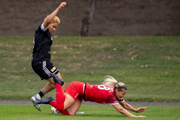 Regionalliga Nordost Frauen 1 FFV Erfurt vs 1 FC Union Berlin II 21 09 2025 Carla Jenete Okoro 9 1 FC Union Berlin II vs Mandy Uhl 18 1 FFV Erfurt Regionalliga Nordost Frauen 1 FFV Erfurt vs 1 FC Union Berlin II Sportforum Johannesplatz Erfurt 21 09 2025 Copyright: xBEAUTIFULxSPORTS Duehringx